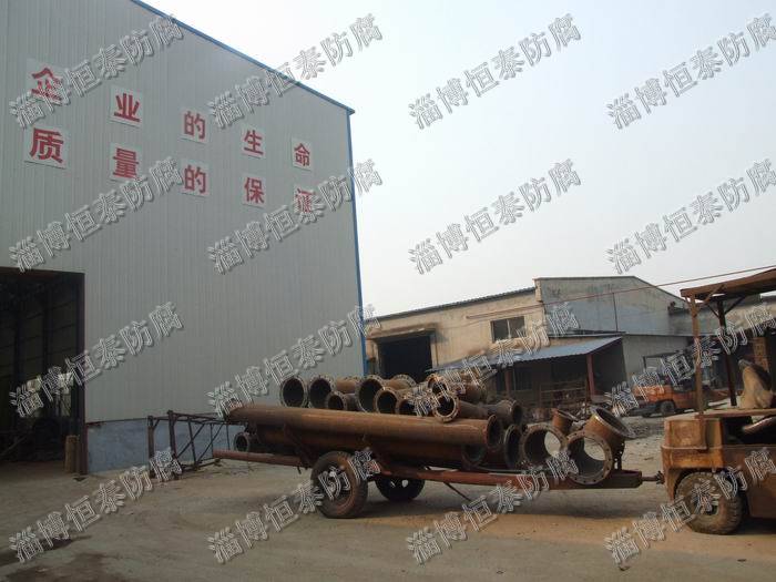 公司鉚焊車間（左），精工四氟車間（右）